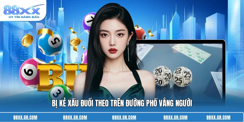 Bị kẻ xấu đuổi theo trên đường phố vắng người